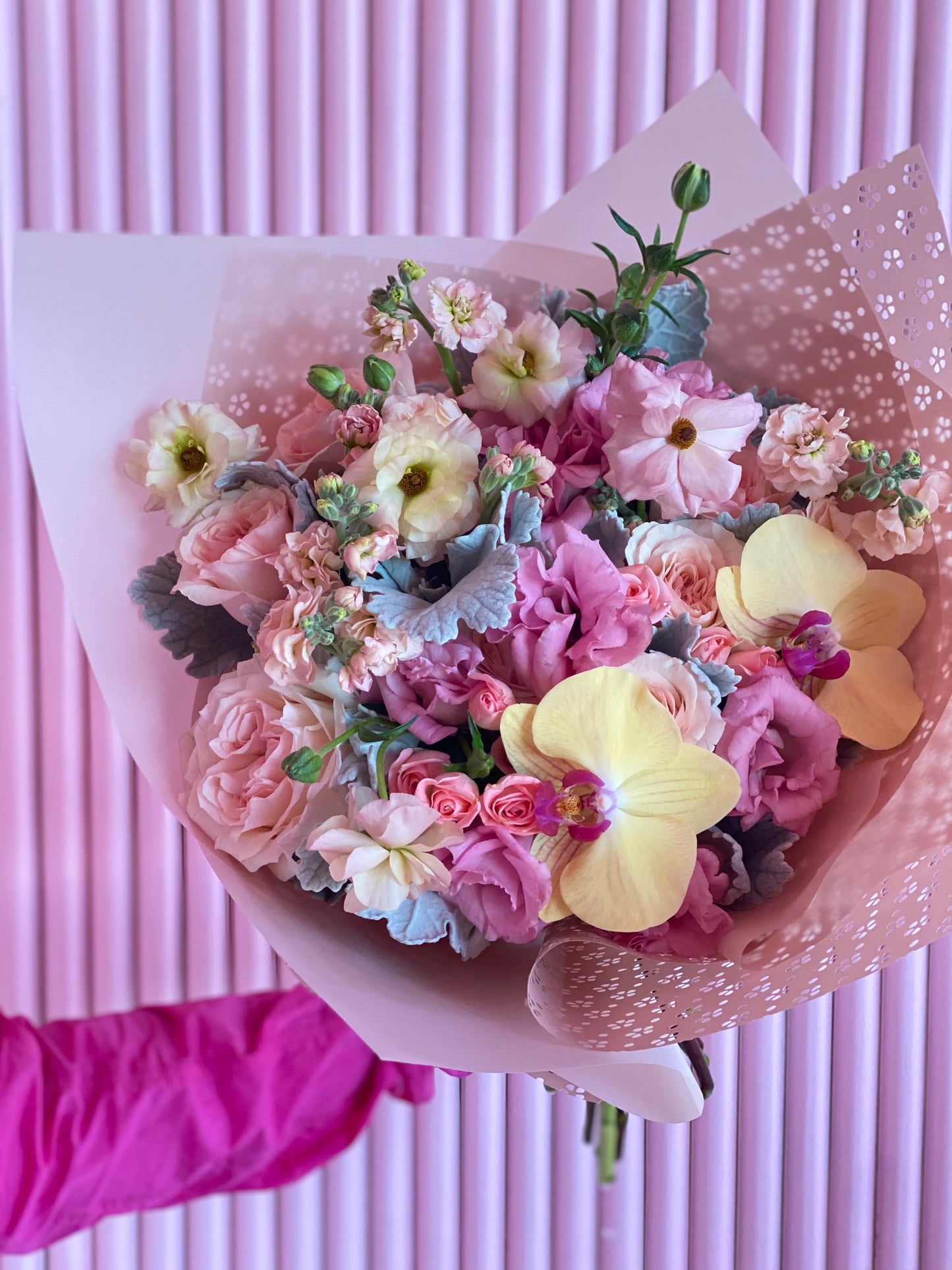 Ramo mixto de hortensia y rosas