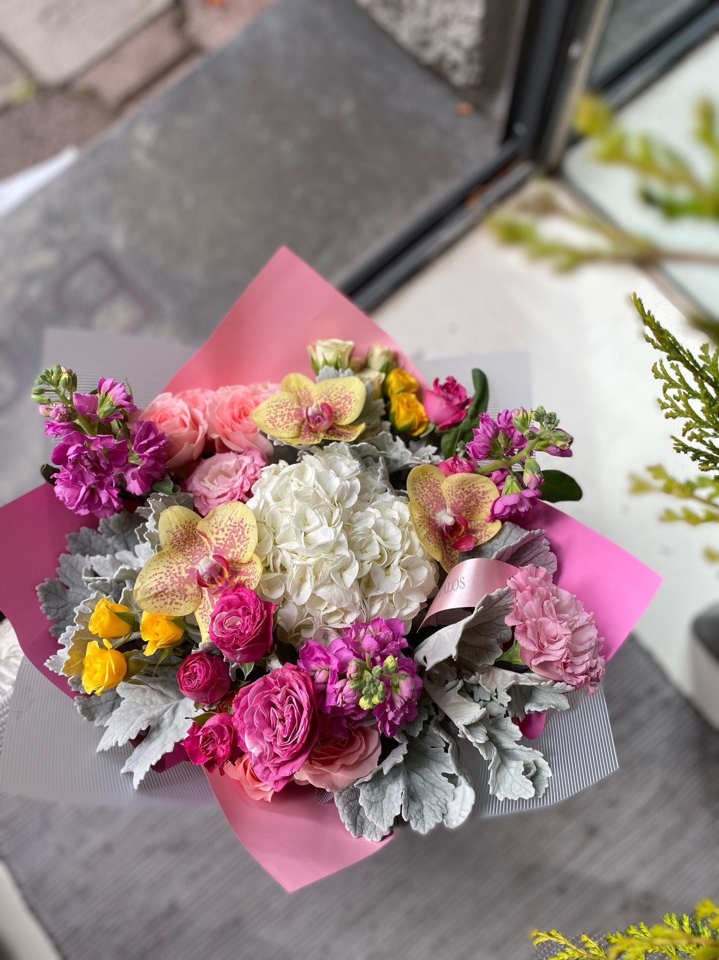 Ramo mixto de hortensia y rosas